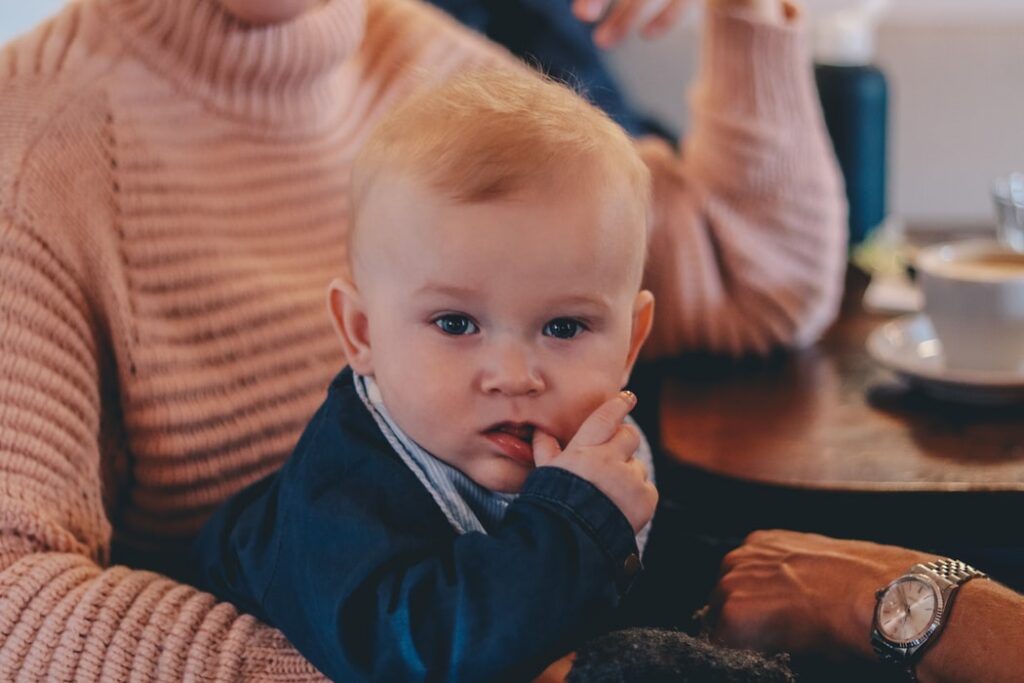 picture of child sucking her thumb