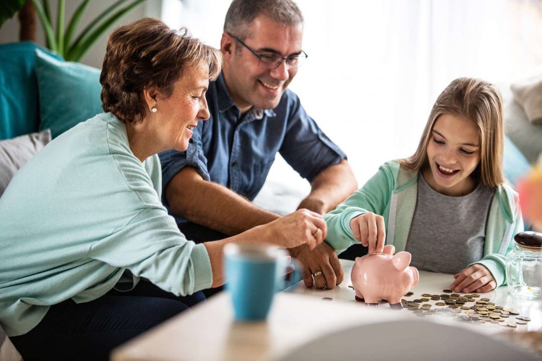 How Parents Can Teach Their Teenagers About Money